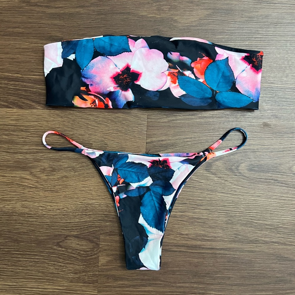 Vaya Island bikini size small